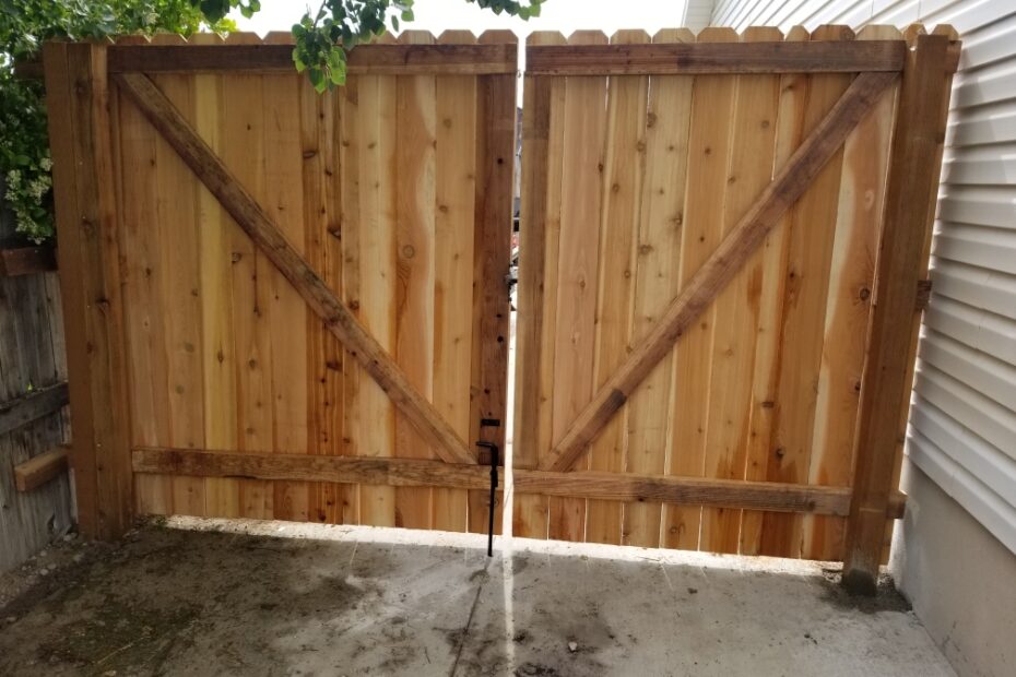 Backside of a cedar dog ear double gate