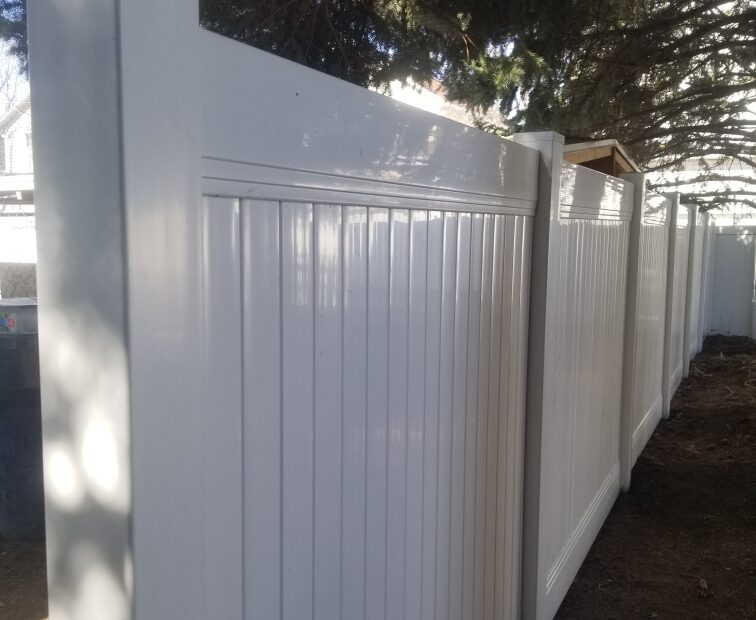 White vinyl privacy 6'H fence